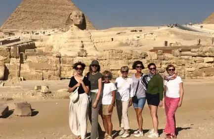 turisti alle piramidi, tour cairo,crociera e marsa alam