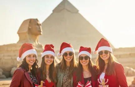 Donne che Festeggiano il capodanno alle piramidi, capodanno in egitto