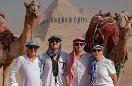 una famiglia davanto alle piramidi, cairo e crociera nilo a pasqua,