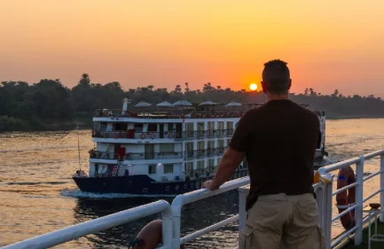 uomo sul nilo al tramonto, cairo e crociera nilo a pasqua
