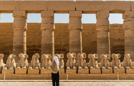 turista cammina tra sfingi, cairo e crociera nilo a pasqua