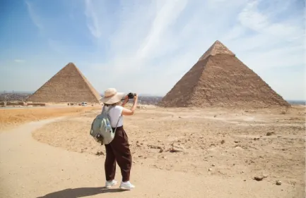 una donna turista nelle piramidi di giza , crociera nilo lusso