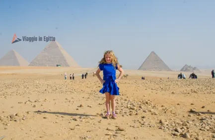 una bambina davanti alle piramidi, cairo e dahabeya sul nilo lusso
