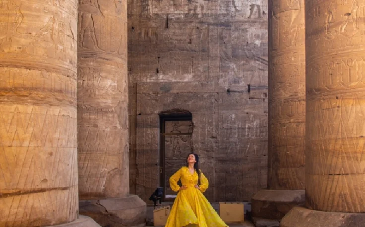 Crociera sul Nilo periodo migliore, una donna al tempio di Edfu