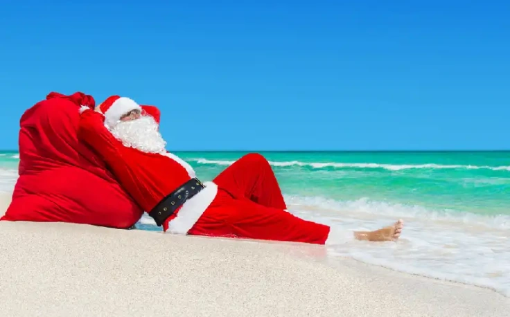 babbo natale sulla spiaggia in egitto , natale in egitto