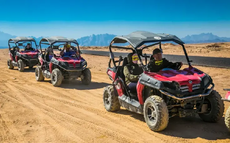 ragazzi fanno safari al deserto