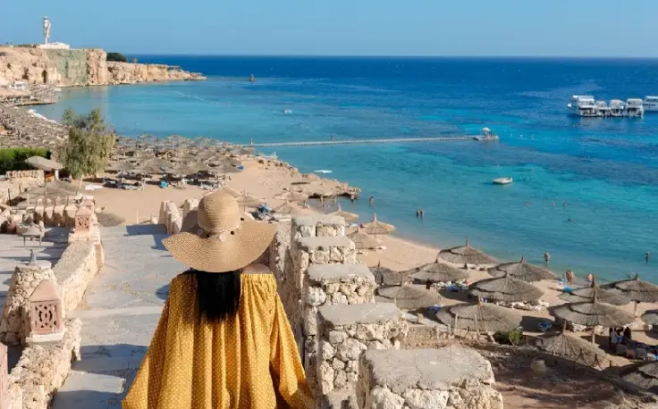 Cosa vedere in Egitto, una donna sul Mar Rosso
