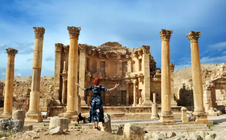 jerash cosa vedere, una ragazza a jerash