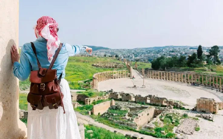 jerash giordania cosa vedere, una donna al sito archeologico a jerash
