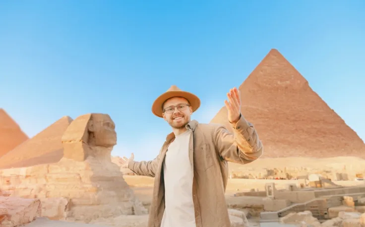 un uomo davanti alle piramidi, il cairo cosa vedere