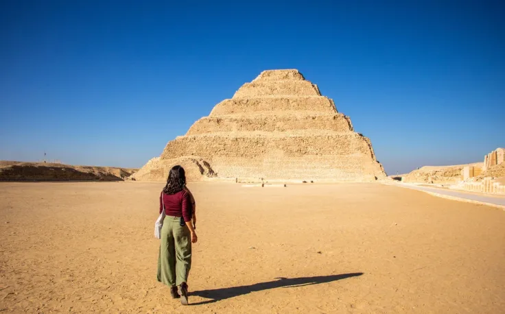 una donna visita la piramide a gradoni di Djoser, il cairo cosa vedere