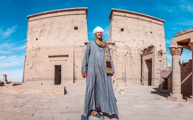 un uomo al tempio di philae, egitto cose da vedere