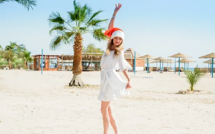 una donna festeggia il natale al mare in Egitto , natale in Egitto