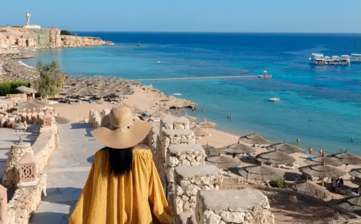 una donna in una spiagge a sharm el sheikh egitto , egitto a dicembre