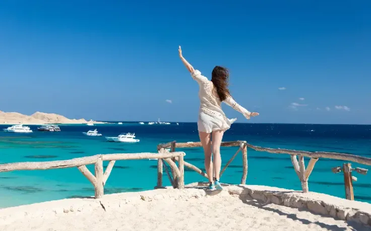 una donna sulla spiaggia a hurghada ,Egitto a dicembre
