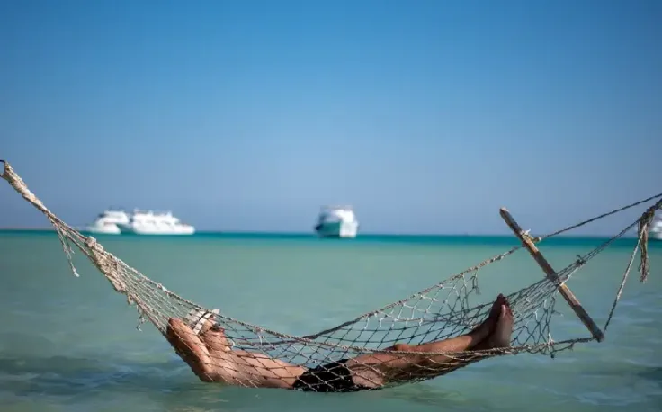 un uomo al mar rosso fa il bagno in Egitto a dicembre