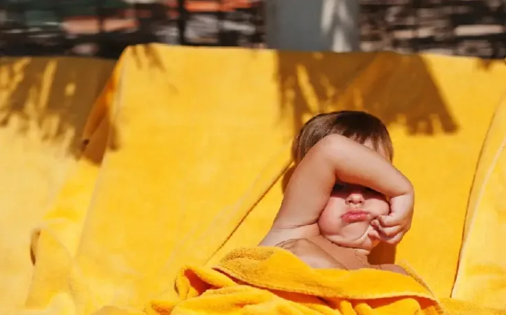 un bambino sulla spiaggia di sharm el shiekh, temperature in egitto dicembre