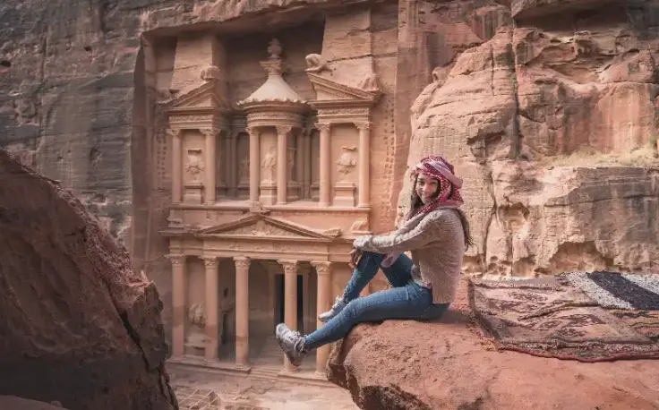 una ragazza a petra, documenti per andare in giordania
