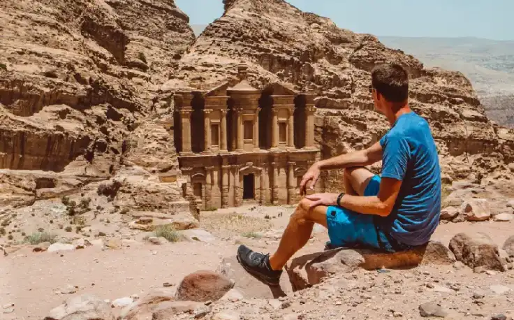 un uomo a petra, documenti per andare in giordania