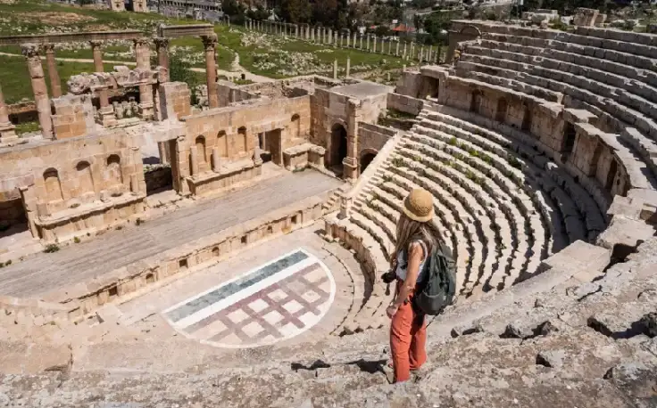 una ragazza al teatro romano di Amman, giordania documenti