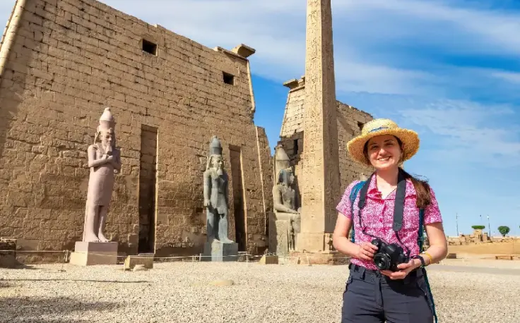 una ragazza al tempio di luxor,  egitto a capodanno clima