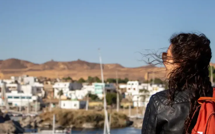 Egitto gennaio temperature, Una donna davanti al mare
