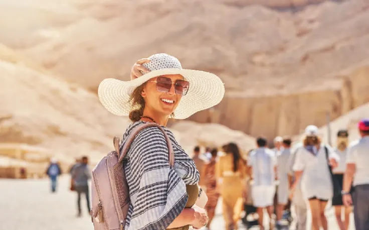 Egitto gennaio temperature, Una donna con un gruppo ad Assuan