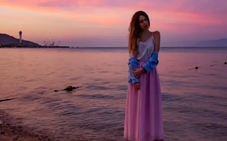 Cose da fare in Giordania, una donna a spiaggia di Aqaba