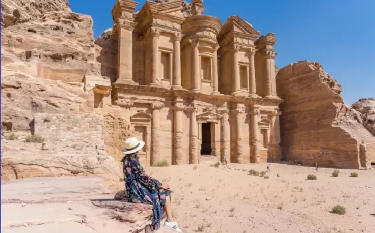 Cose da fare in Giordania, Una donna davanti a grandezza Petra