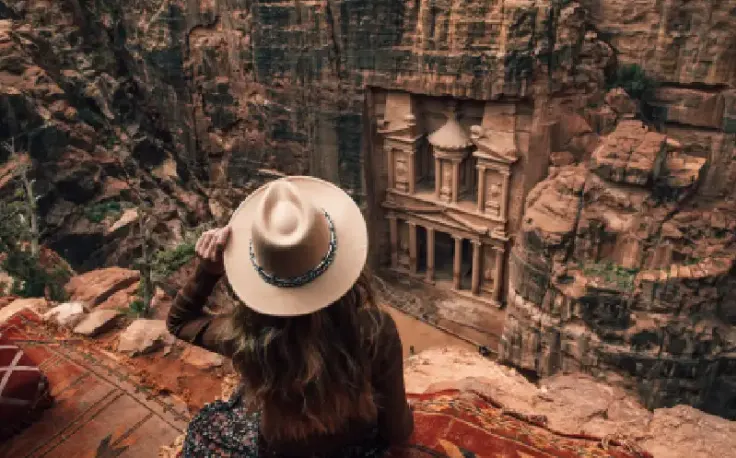 Giordania cosa visitare, Una donna davanti a Petra