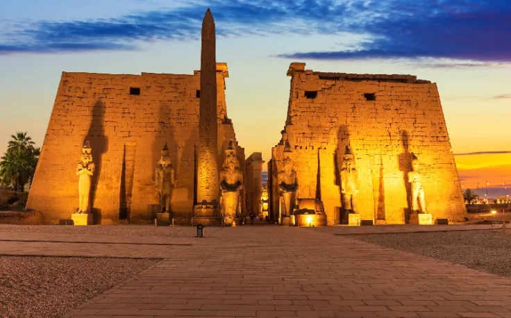 Eclissi 2027, le grandissimi statue a Luxor