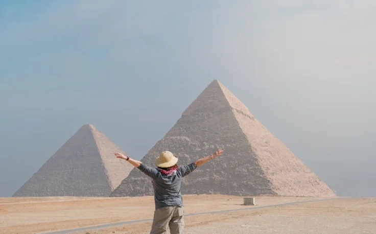 Come Sono State Costruite Le Piramidi, Una donna davanti alle 2 piramidi di Giza