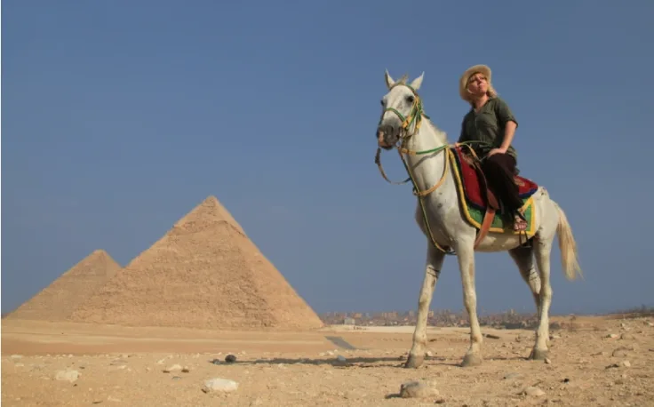 Come Sono State Costruite Le Piramidi, Una donna a dorso di un cavallo alle piramidi