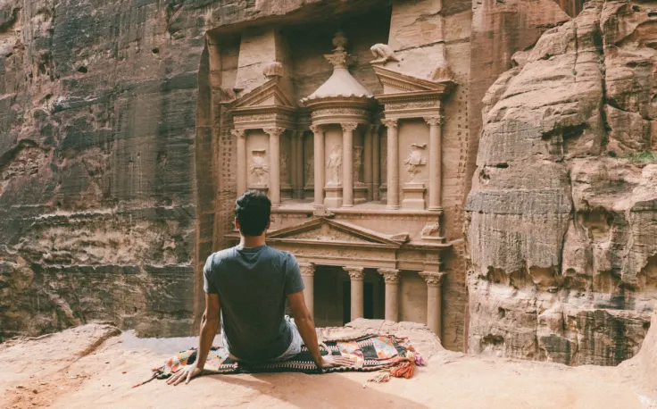 Cosa vedere a Petra, un uomo davanti a petra