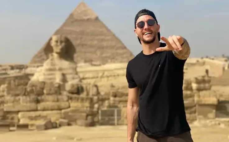 cosa visitare in egitto, un uomo visita le piramidi