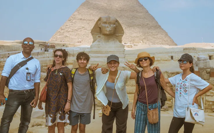 un gruppo di turisti in egitto visitano le piramidi