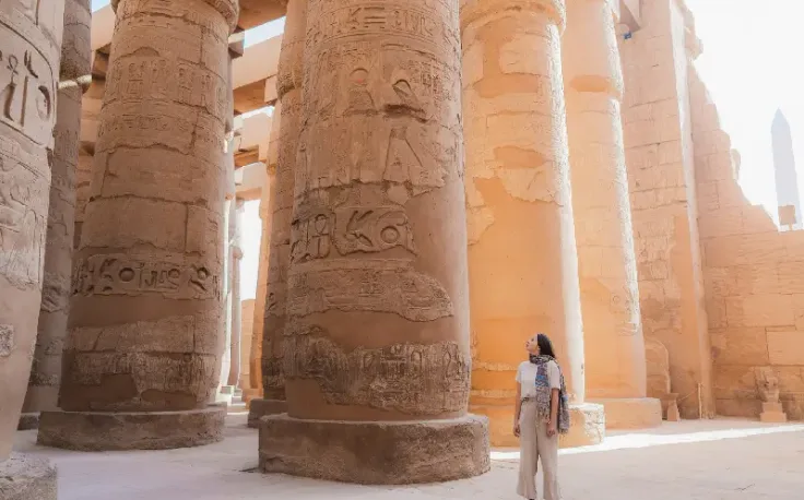 una donna al tempio di luxor in egitto