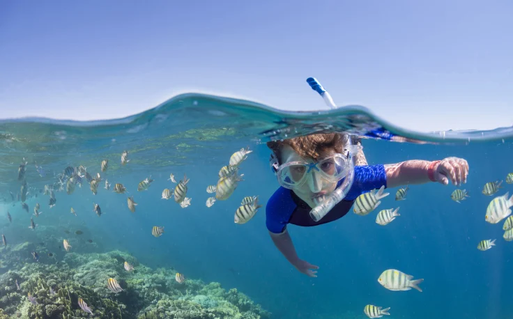 un ragazzo fa snorking a sharm in egitto