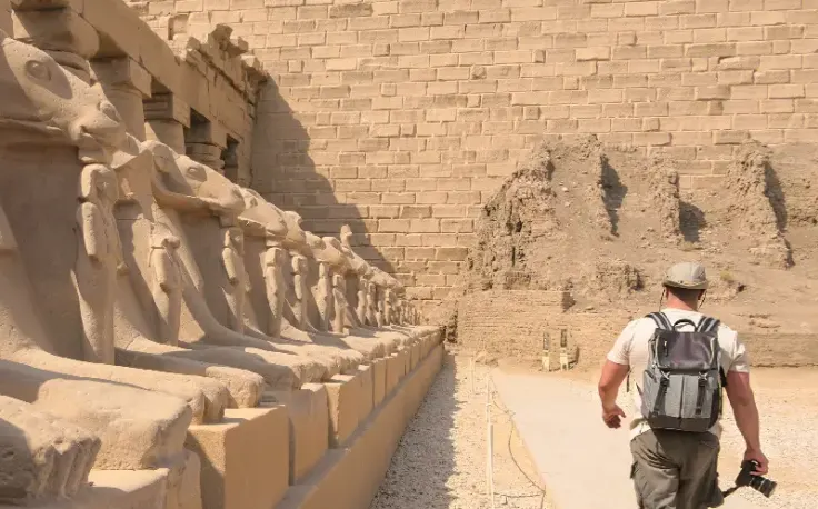 un uomo al tempio di karnak in egitto