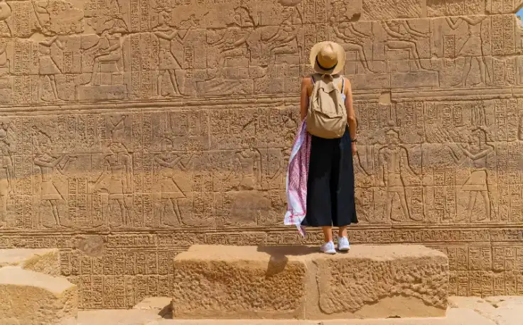 una donna al tempio di philae, dove andare in egitto a dicembre