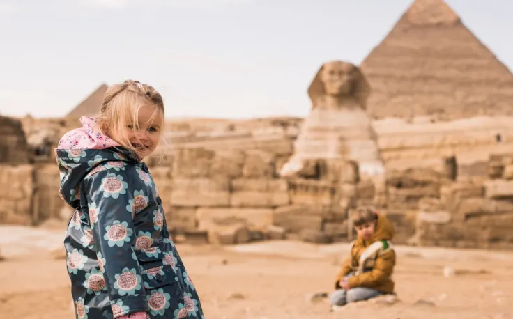 una ragazza visita le piramidi