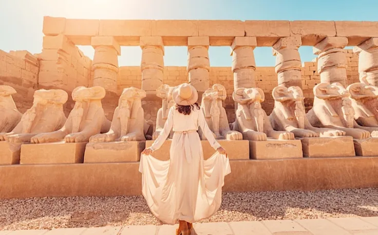 una donna al tempio di karnak