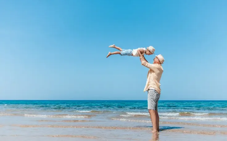 un padre con suo figlio a hurghada