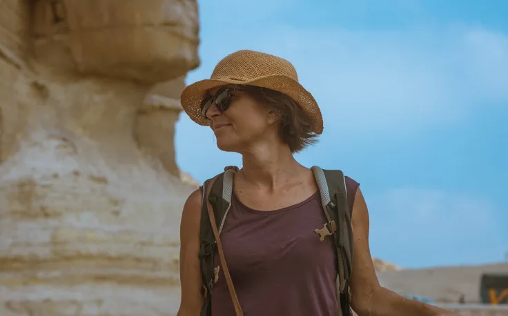 una donna davanti alla sfinge, cosa vedere in egitto in 7 giorni