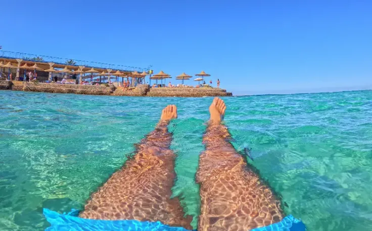 un uomo al mare a hurghada, egitto posti da visitare