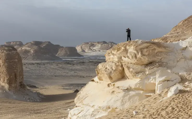 un uomo al deserto bianco, egitto posti da visitare