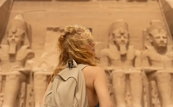 una ragazza al tempio di abu simbel, egitto posti da visitare