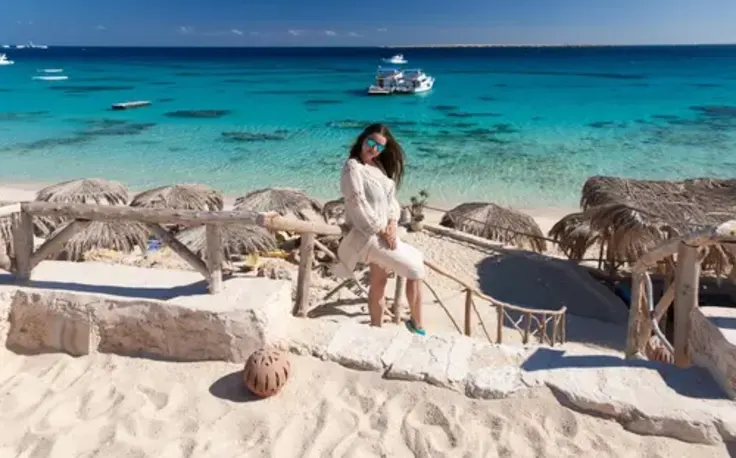 una donna alla spiaggia di sharm el shiekh, cose da evitare a sharm el shiekh