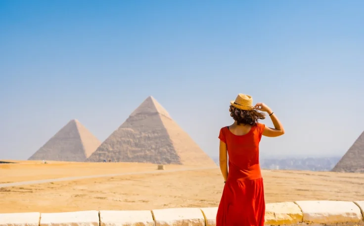 una donna davanti alle piramidi di giza, cose da fare in egitto
