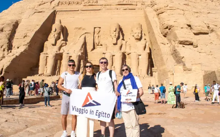un gruppo di italiani al tempio di abu simbel, cose di fare in egitto